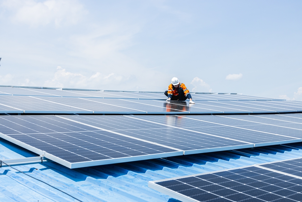 Professional,Engineer,Service,Solar,Panel.,Worker,Maintenance,Cleaning,Replacing,Solar